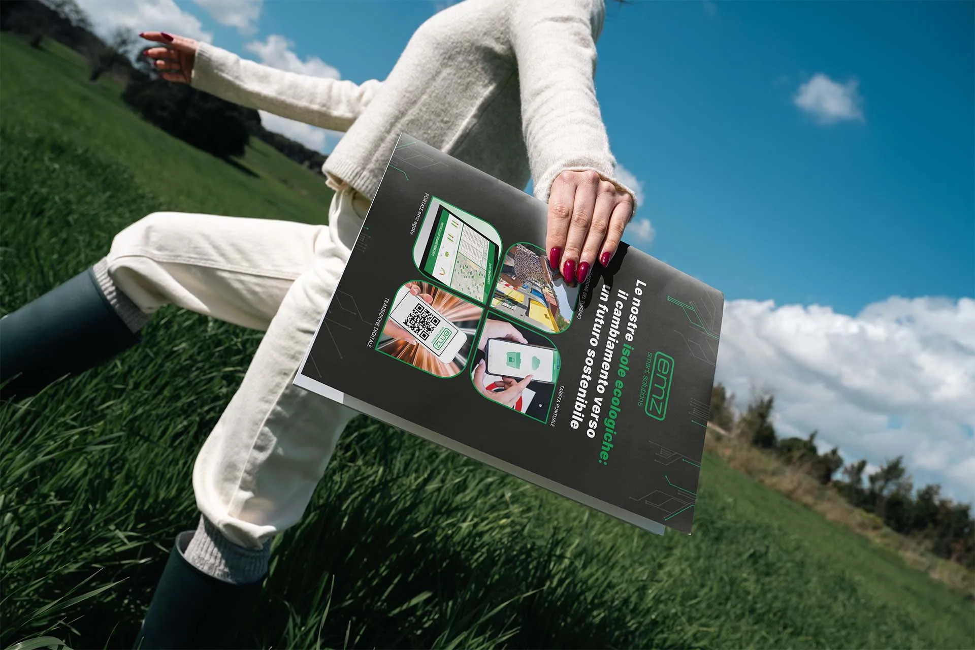 Donna con brochure in un campo